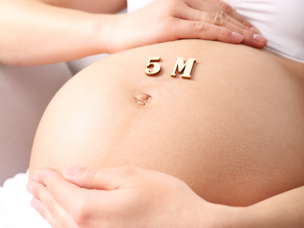 Живот на 6 месяце. Шестой месяц беременности. Беременные 6 месяцев. Живот беременной на 6 месяце. Vi месяц